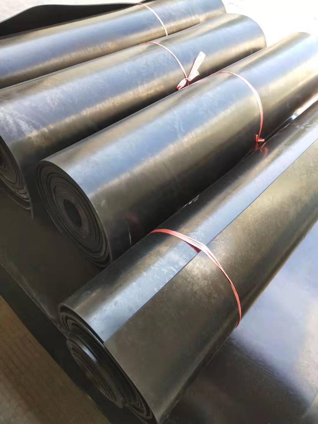 丁腈橡膠板：是由丁二烯和丙烯腈經(jīng)乳液聚合法制得的，丁腈橡膠主要采用低溫乳液聚合法生產(chǎn)。
